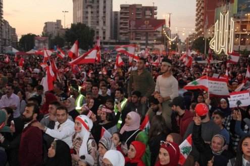 حشود كبيرة في ساحة النور في طرابلس للمشاركة بإحياء عيد الاستقلال
