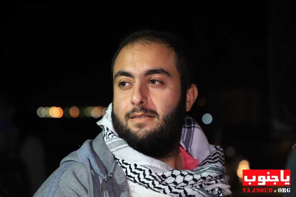 الفنان أحمد قعبور يشعل ساحة العلم في صور 