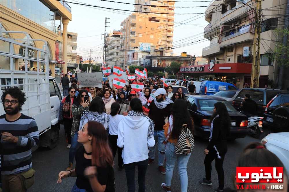 مسيرة نسائية في صور إلى مقر المحكمة الجعفرية وفرع مصرف لبنان