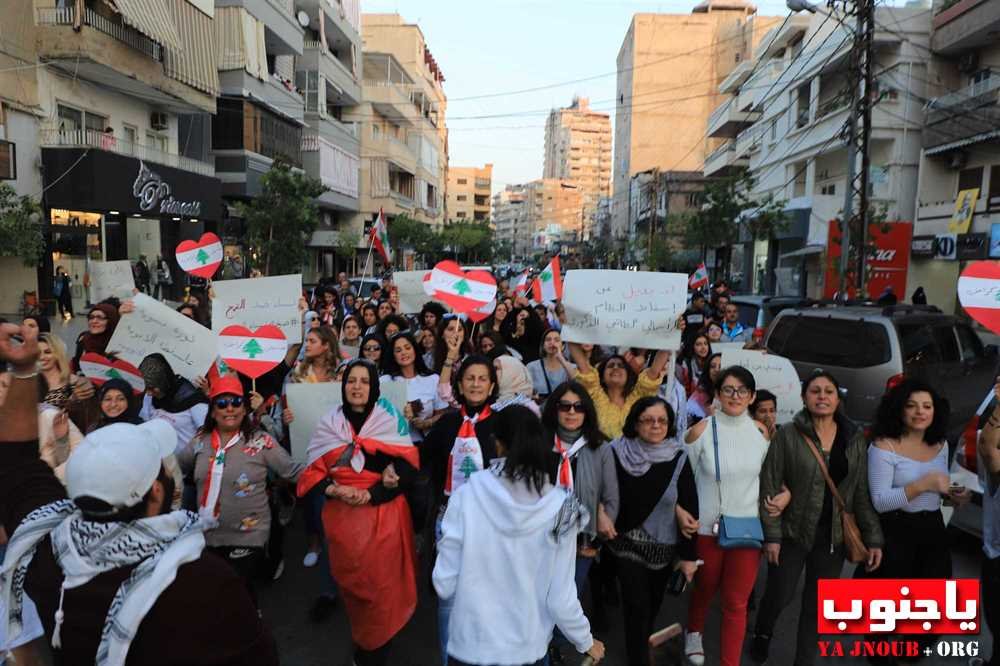 مسيرة نسائية في صور إلى مقر المحكمة الجعفرية وفرع مصرف لبنان