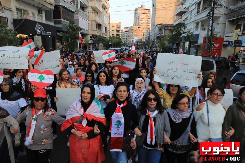 مسيرة نسائية في صور إلى مقر المحكمة الجعفرية وفرع مصرف لبنان