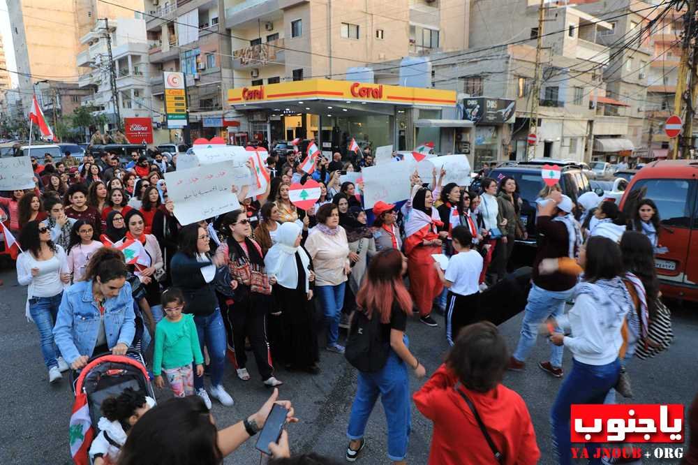 مسيرة نسائية في صور إلى مقر المحكمة الجعفرية وفرع مصرف لبنان