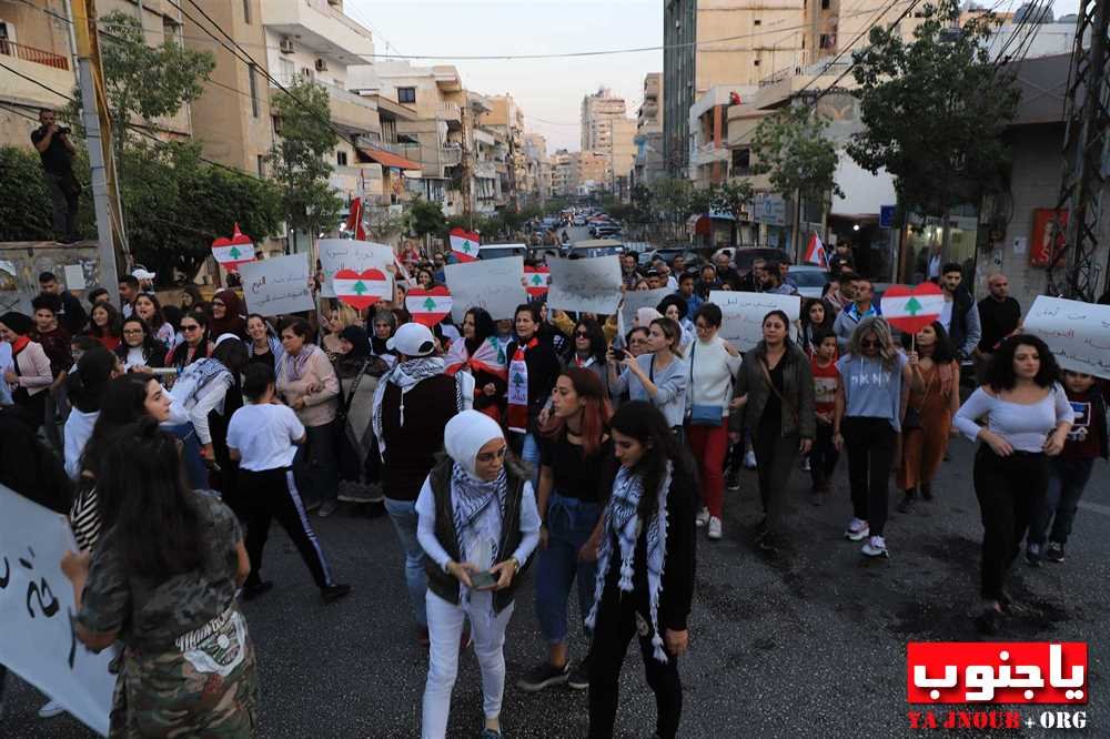 مسيرة نسائية في صور إلى مقر المحكمة الجعفرية وفرع مصرف لبنان