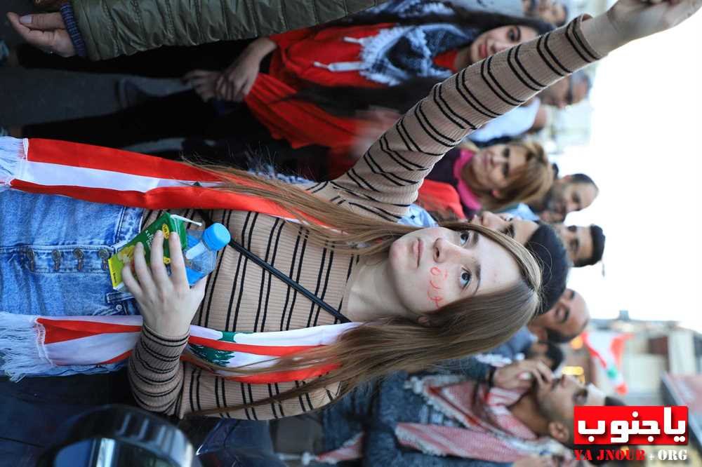 مسيرة نسائية في صور إلى مقر المحكمة الجعفرية وفرع مصرف لبنان