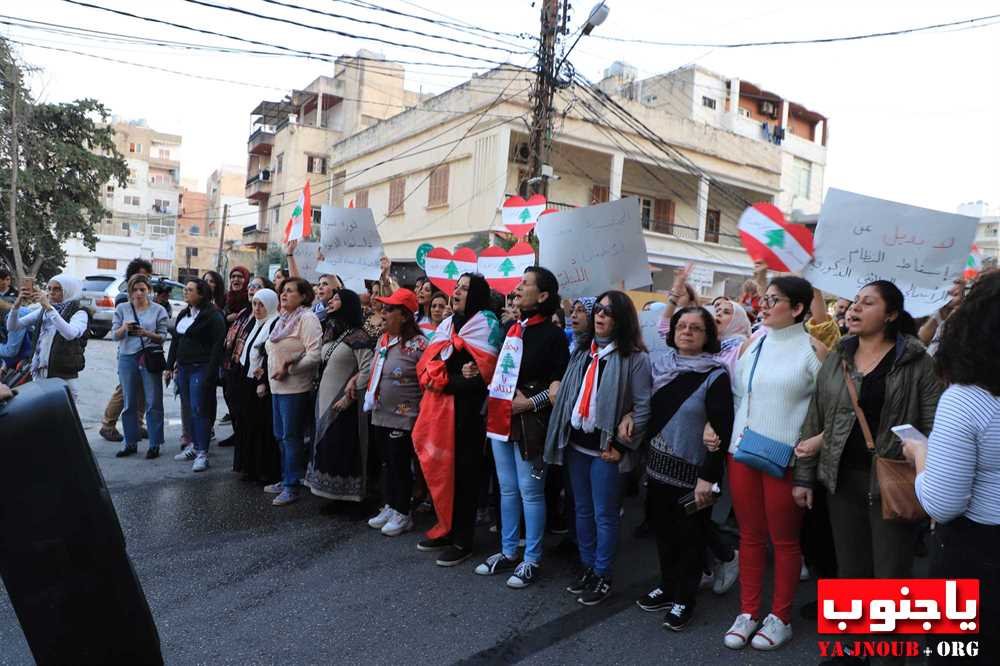 مسيرة نسائية في صور إلى مقر المحكمة الجعفرية وفرع مصرف لبنان