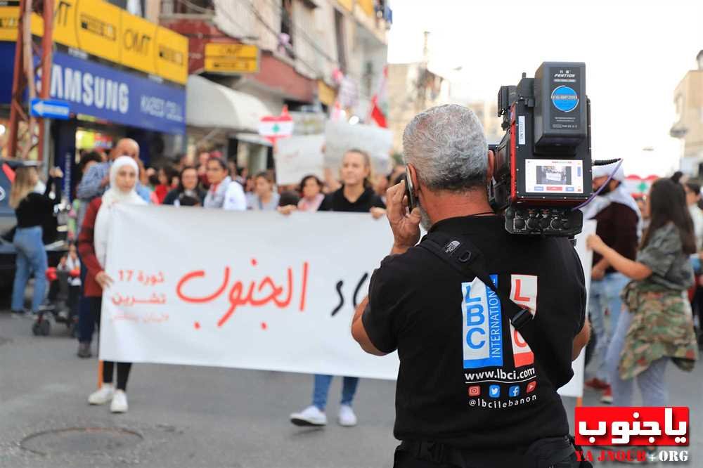 مسيرة نسائية في صور إلى مقر المحكمة الجعفرية وفرع مصرف لبنان