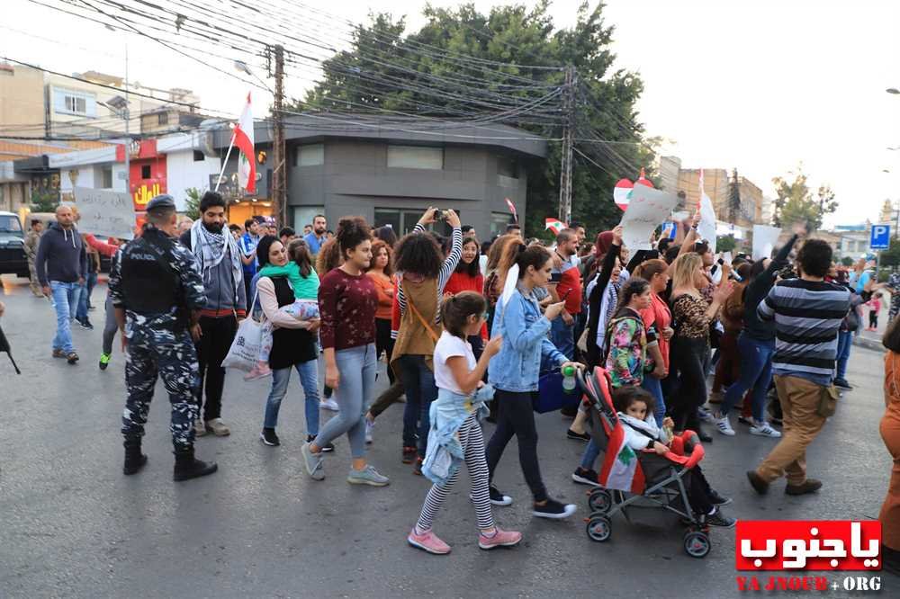 مسيرة نسائية في صور إلى مقر المحكمة الجعفرية وفرع مصرف لبنان