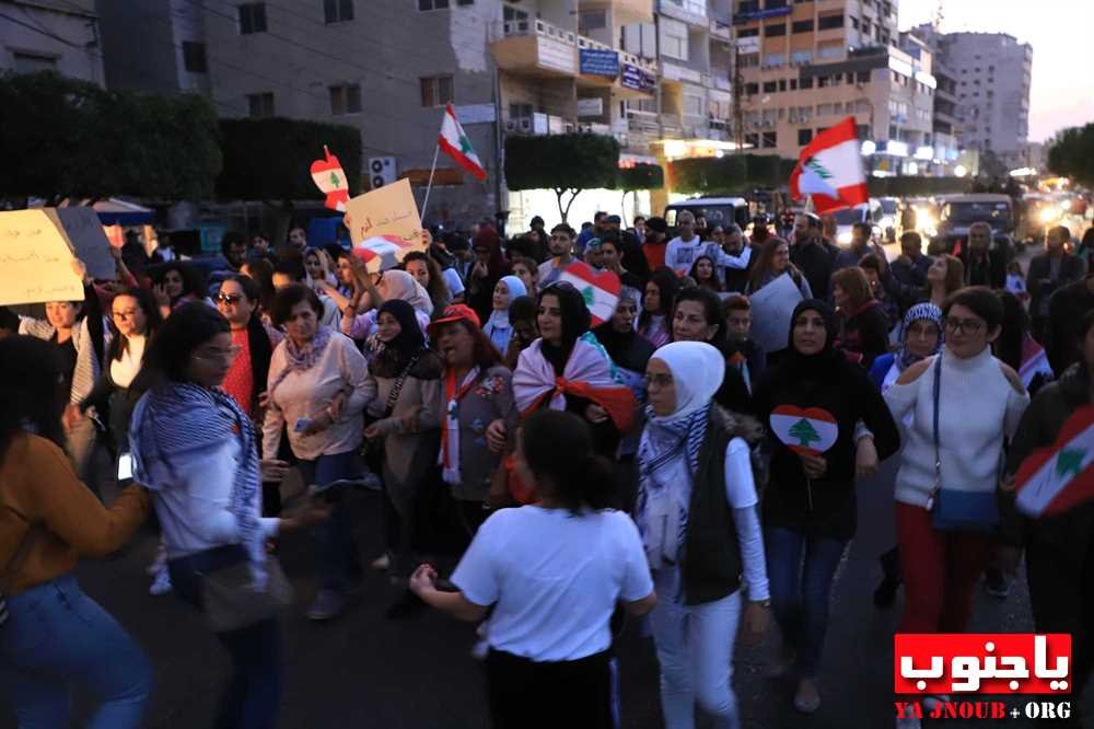 وقفة اعتراضية  في ساحة العلم في صور رفضا للتدخل الاجنبي الخارجي