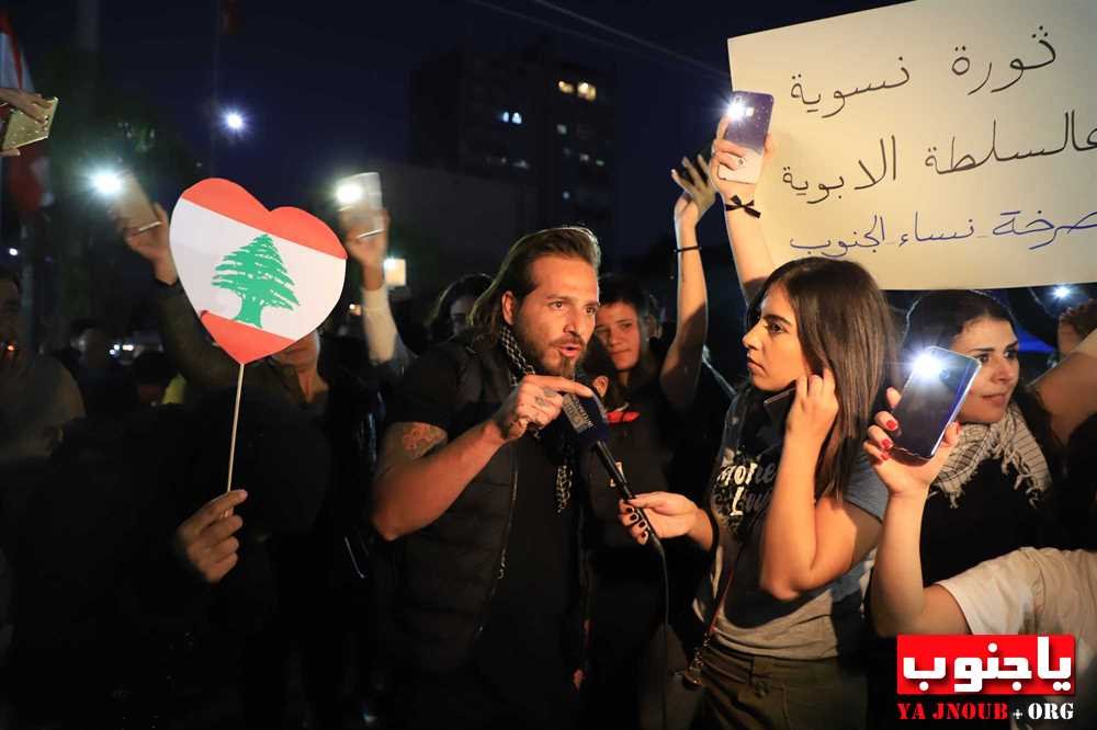 وقفة اعتراضية  في ساحة العلم في صور رفضا للتدخل الاجنبي الخارجي