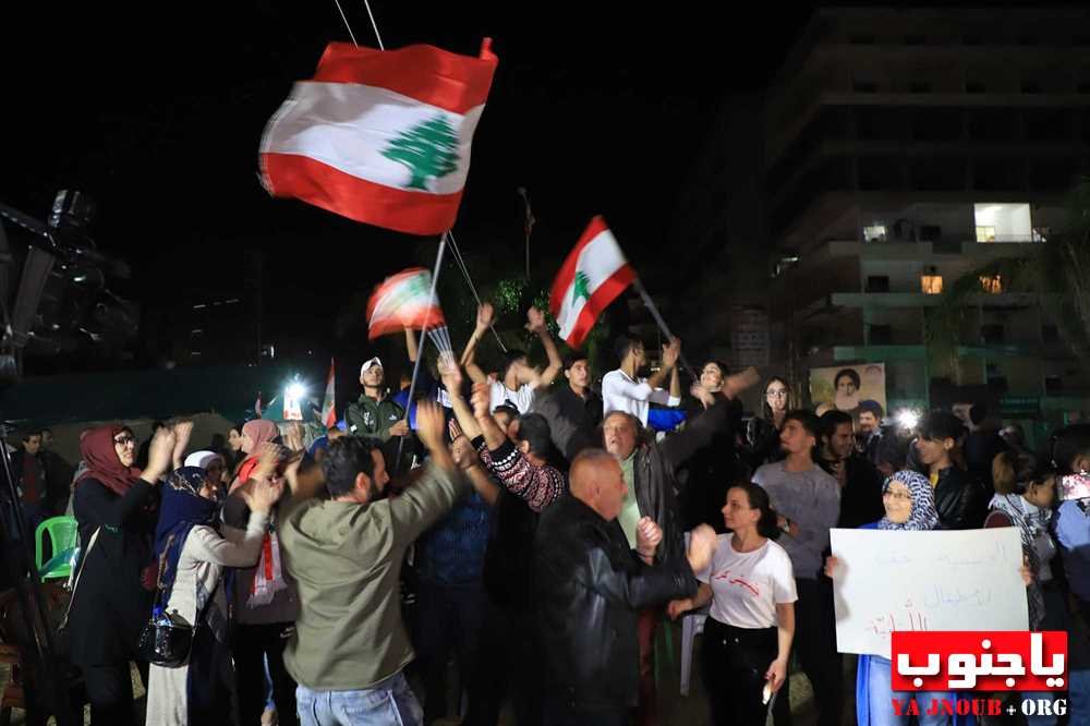 وقفة اعتراضية  في ساحة العلم في صور رفضا للتدخل الاجنبي الخارجي