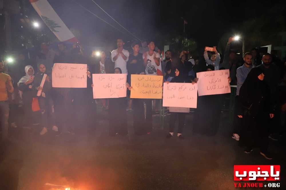 وقفة اعتراضية  في ساحة العلم في صور رفضا للتدخل الاجنبي الخارجي