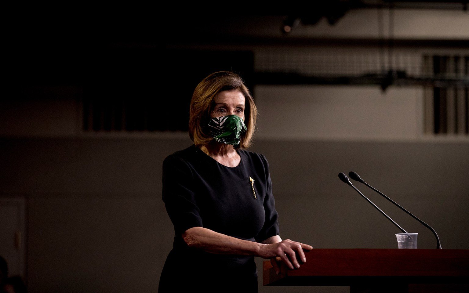 رئيسة مجلس النواب الأميركي : بات واضحاً “كورونا” هو “فيروس ترمب”