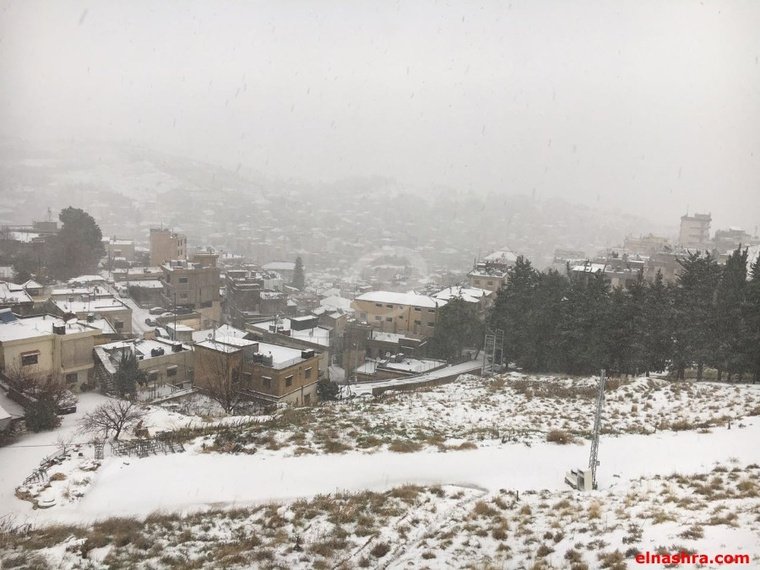 انقاذ 4 عائلات من المنية علق أفرادها بالثلوج قرب القرنة السوداء