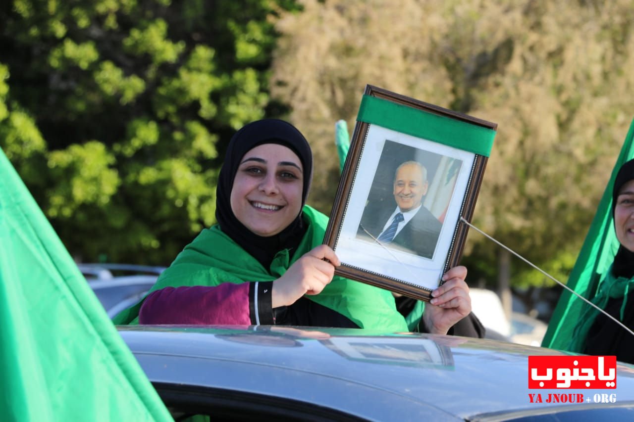 بالصور: أجواء مدينة صور عصر اليوم،حيثُ شهِدت مسيرات سيّارة وتجمعات في شوارعها وساحة القسم ، لأنصار  امل