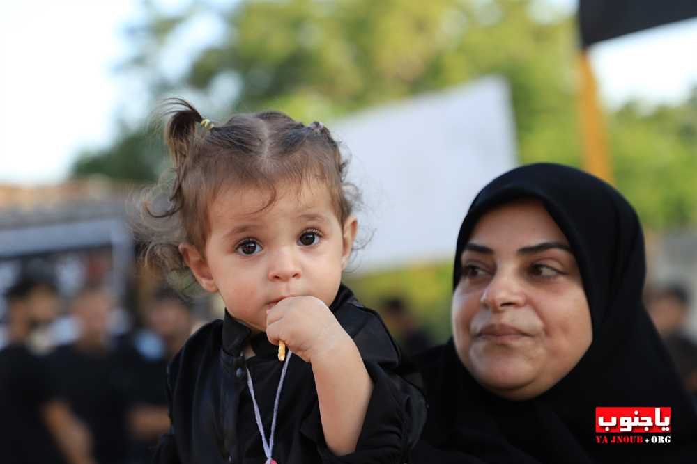     عاشوراء طيردبا : بالصور لقطات عفوية لحضور اهل البلدة خلال المسيرة الحسينية لكشافة الرسالة _ امل 