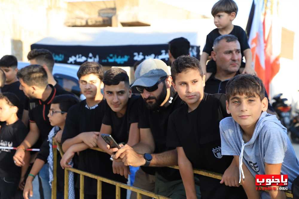      عاشوراء طيردبا : بالصور لقطات عفوية لحضور اهل البلدة خلال المسيرة الحسينية لكشافة الرسالة _ امل 