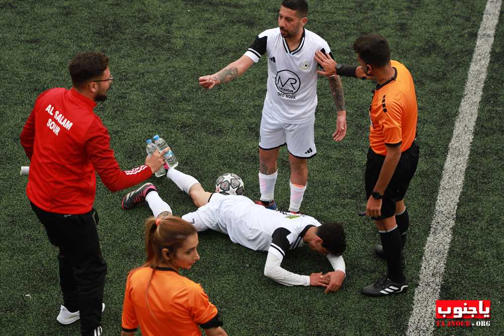 بالصور لقطات من مباراة السلام صور و النهضة عين بعال التي اقيمت على ملعب عباس ناصر في العباسية و انتهت بالتعادل ٢-٢ 