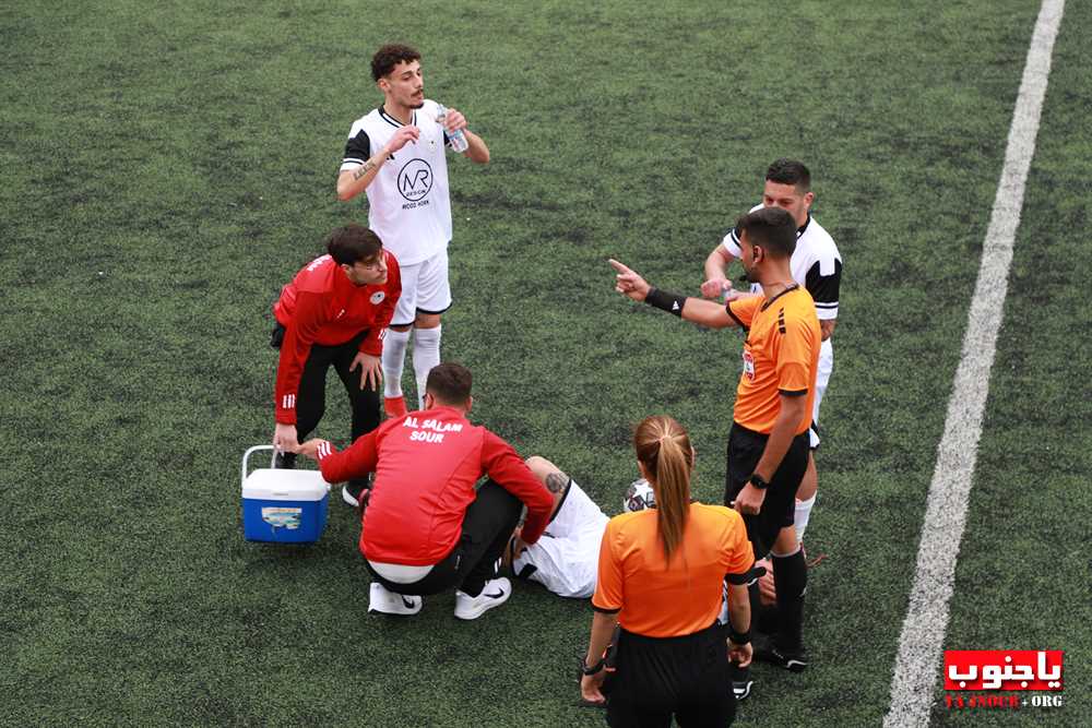 بالصور لقطات من مباراة السلام صور و النهضة عين بعال التي اقيمت على ملعب عباس ناصر في العباسية و انتهت بالتعادل ٢-٢ 
