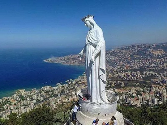  مزار سيدة لبنان في حريصا: جوهرة روحية تطلّ على البحر والجبل